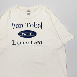 "Von Tobel Lumber" カレッジデザイン プリント Tシャツ